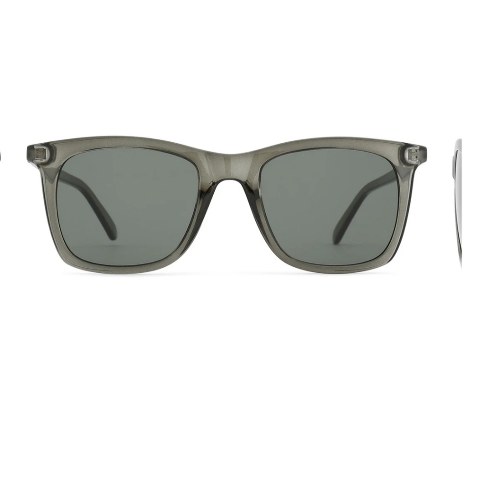NWT. DOT DASH VIVA GREY CLASSIC FRAME SUNGLASSES